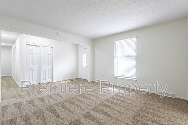 5708 NW Raintree Ct in Parkville, MO - Building Photo - Building Photo