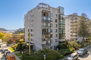 Le Marquis in West Vancouver, BC - Building Photo