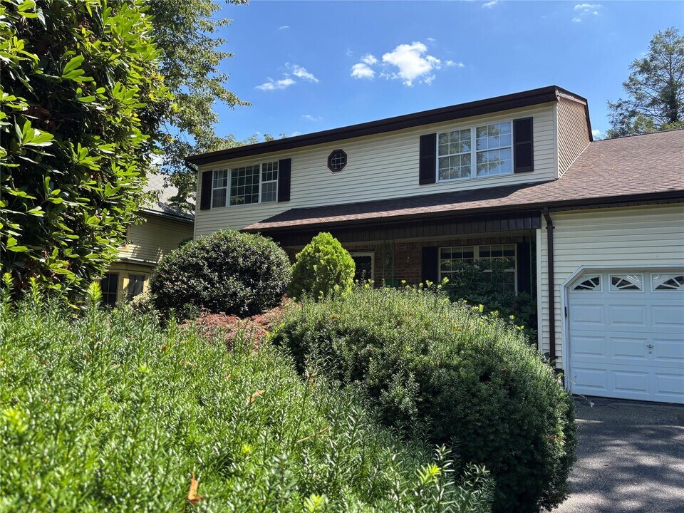 60 McLoughlin St in Glen Cove, NY - Building Photo