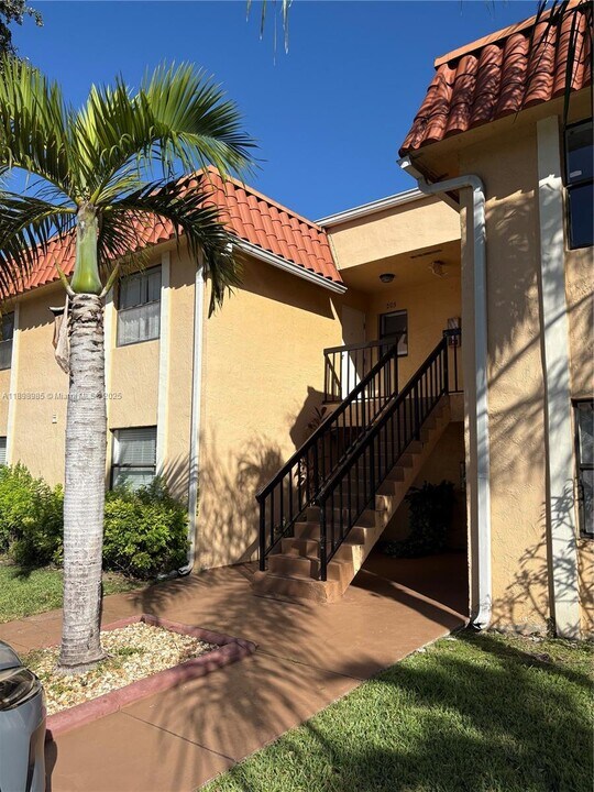 9714 Hammocks Blvd in Miami, FL - Building Photo