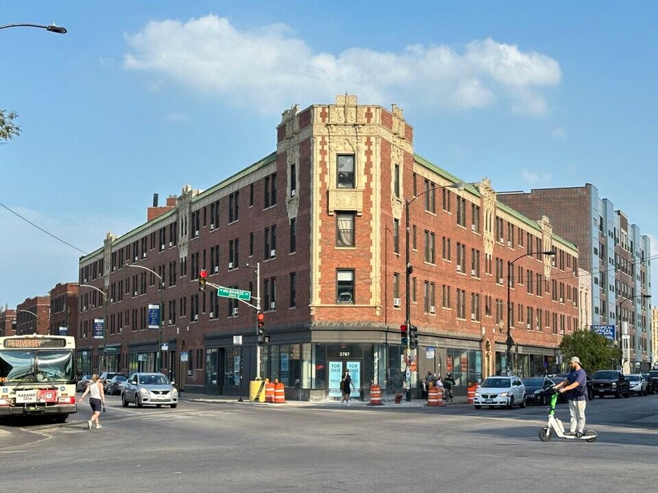 3335 W Diversey Ave in Chicago, IL - Building Photo