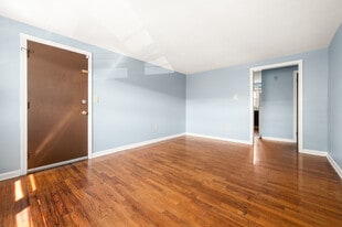 35 Deerfield Ct, Unit E in East Hartford, CT - Building Photo