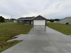 9 Maple Dr in Ocklawaha, FL - Building Photo