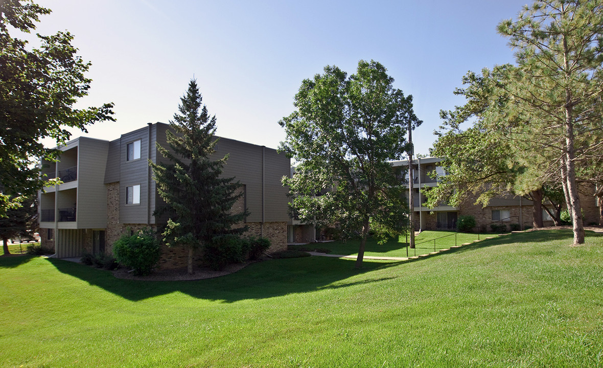 Royal Oaks Apartments in New Hope, MN - Building Photo