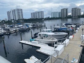 18061 Biscayne Blvd in Aventura, FL - Building Photo