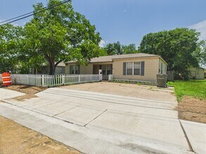 2702 Cavitt Ave in Bryan, TX - Building Photo - Building Photo
