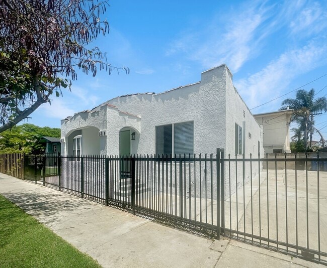 1814 S Longwood Ave in Los Angeles, CA - Foto de edificio - Building Photo