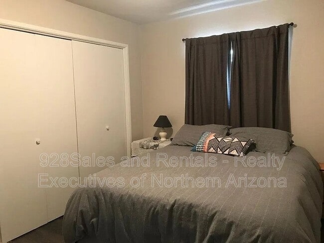 906 W Summit Ave in Flagstaff, AZ - Building Photo - Building Photo