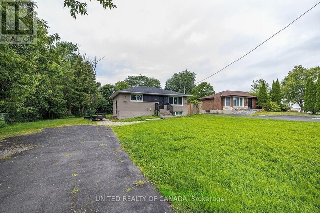 66 Thickson Rd N in Whitby, ON - Building Photo - Building Photo