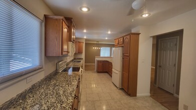 6830 Snead St in Colorado Springs, CO - Foto de edificio - Building Photo