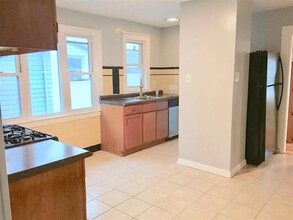 52 Woods Ave, Unit 2 in Somerville, MA - Foto de edificio - Building Photo