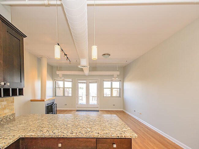 2750 N Wayne Ave, Unit J in Chicago, IL - Building Photo - Building Photo