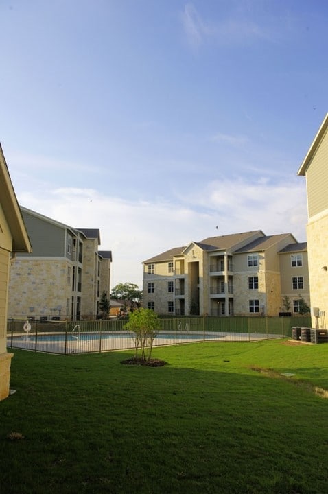 Oakland Hills in Floresville, TX - Building Photo