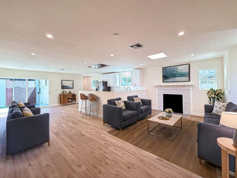 12542 Emelita St in Los Angeles, CA - Building Photo