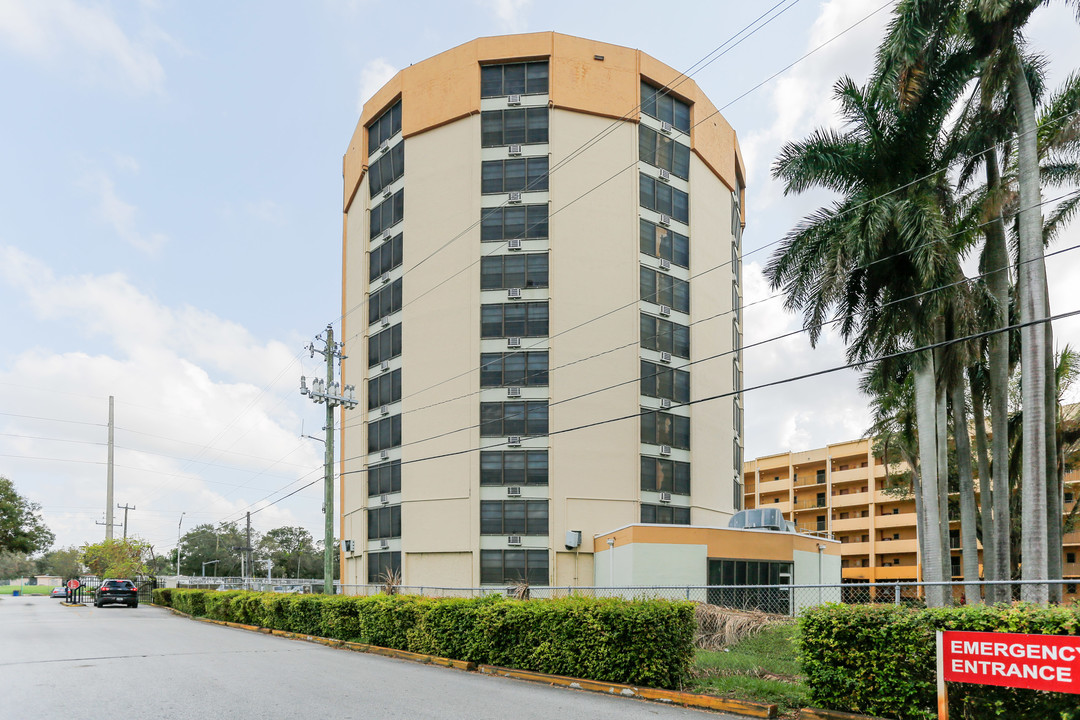 Palm Towers in Miami, FL - Building Photo