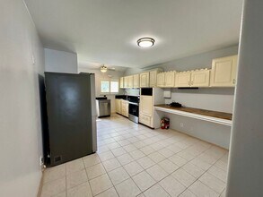 521 Pepeekeo St in Honolulu, HI - Building Photo - Building Photo
