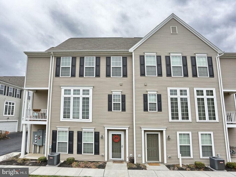 3013 Meridian Cmns in Mechanicsburg, PA - Building Photo