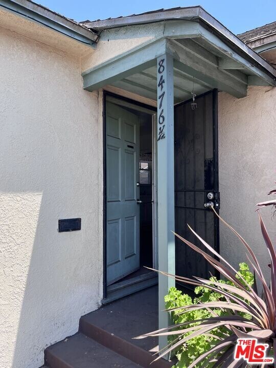 8472 Main St in Los Angeles, CA - Building Photo