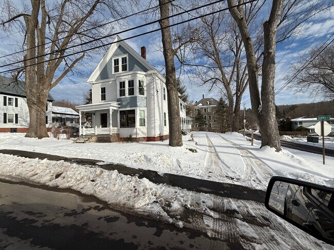 41 Knapp St, Unit 3 in Livermore Falls, ME - Foto de edificio - Building Photo