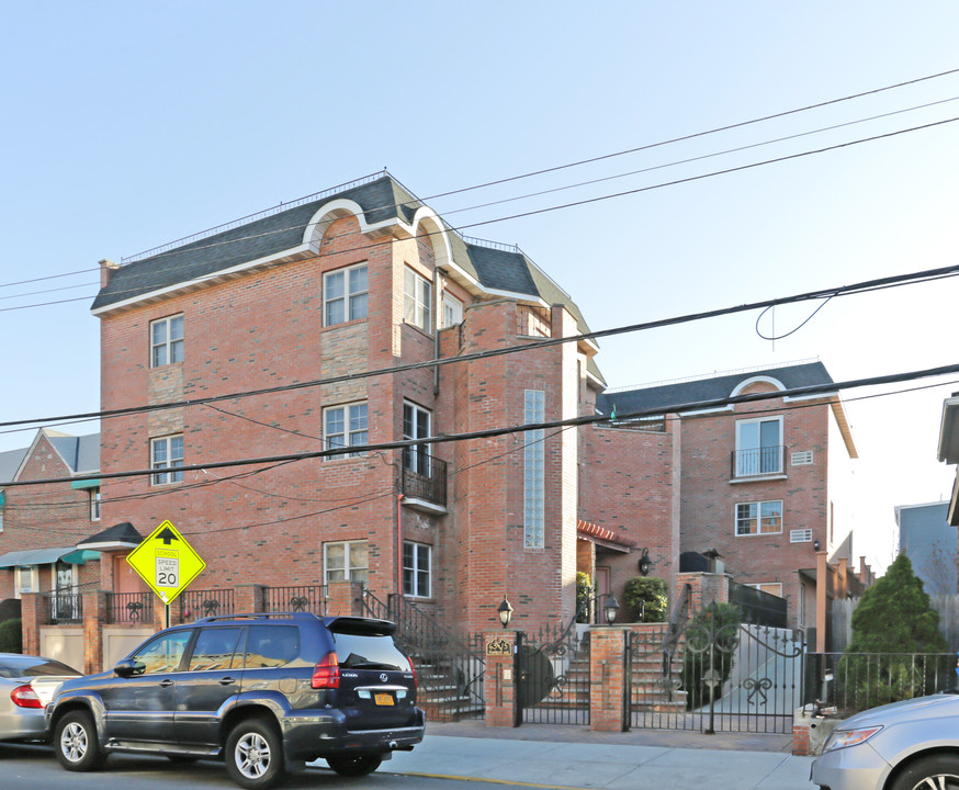 6315 Forest Ave in Ridgewood, NY - Building Photo