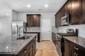 311 Chesterfield Drive in Kyle, TX - Foto de edificio - Building Photo