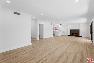 19701 Blythe St in Los Angeles, CA - Building Photo - Building Photo