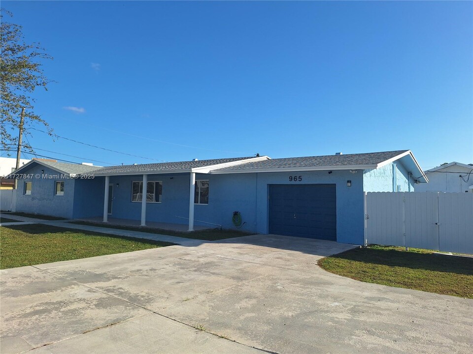 965 NW 10th St in Florida City, FL - Building Photo