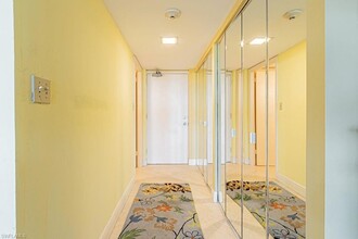 1 Bluebill Ave, Unit 511 in Naples, FL - Foto de edificio - Building Photo
