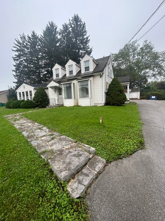 247 York Rd in Carlisle, PA - Building Photo