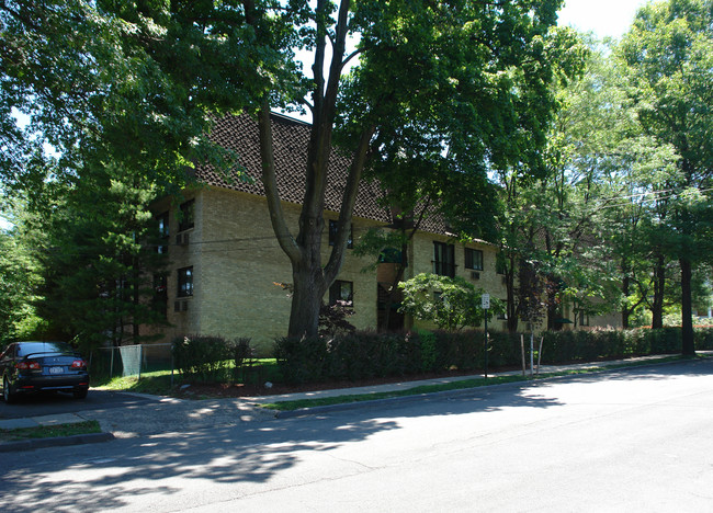 24 Carhart Ave in White Plains, NY - Foto de edificio - Building Photo