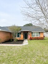 1729 Shellfish Dr in Navarre, FL - Building Photo