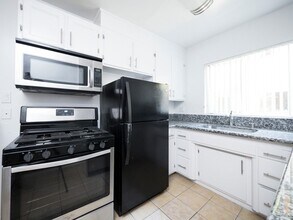 7245-51 Willoughby Ave in West Hollywood, CA - Building Photo - Interior Photo