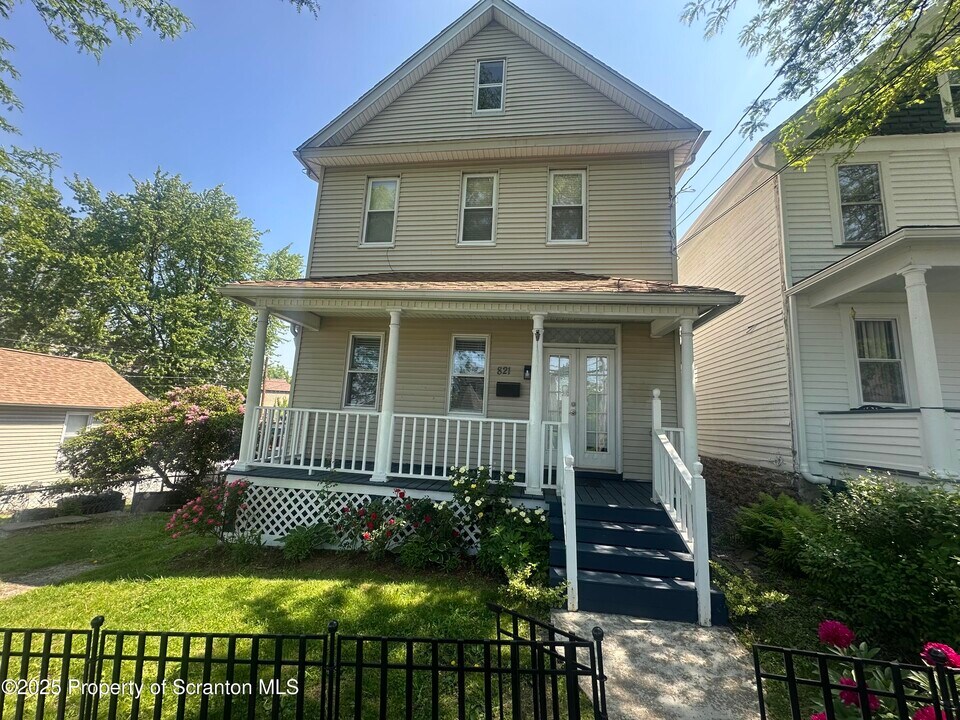 821 Maple St in Scranton, PA - Building Photo