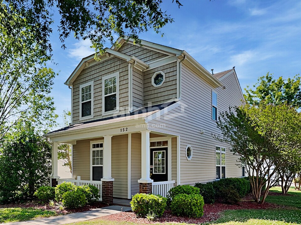 152 Town Park Dr in Bermuda Run, NC - Foto de edificio