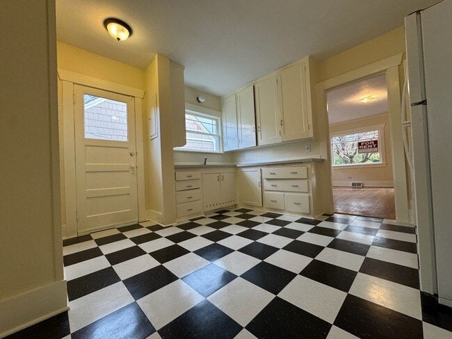 205 NE Bryant St in Portland, OR - Building Photo - Building Photo