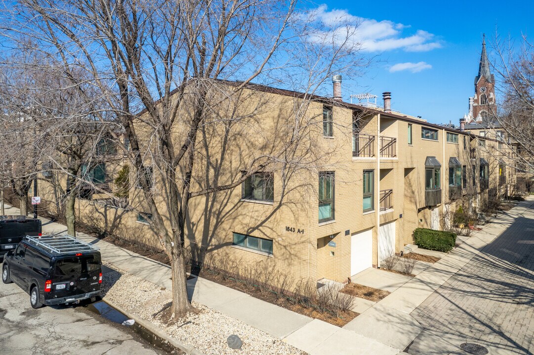 1643 N Larrabee St in Chicago, IL - Building Photo