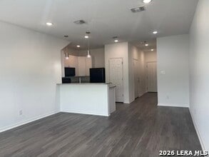 6942 Crestway Rd in San Antonio, TX - Building Photo - Building Photo