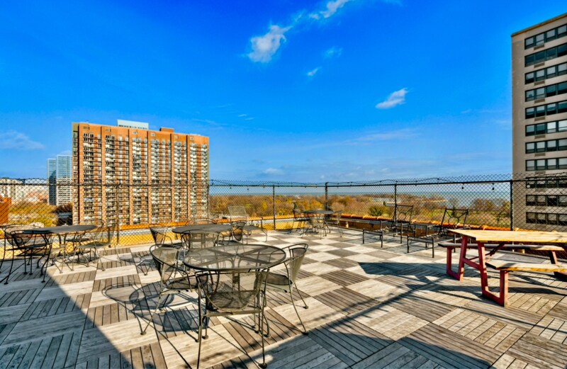 700 W Bittersweet Pl in Chicago, IL - Building Photo