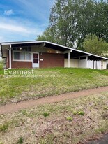 560 Jamaica Pl in Florissant, MO - Building Photo