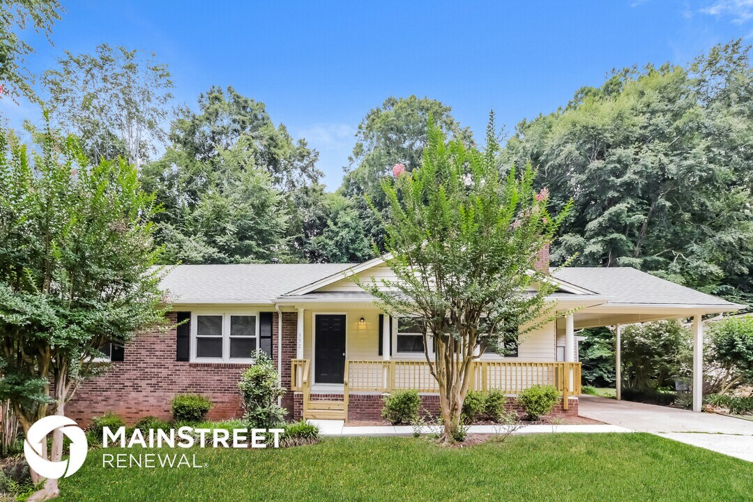 332 Foxcroft Dr in Winston-Salem, NC - Building Photo