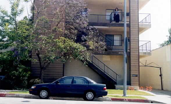 2533 Honolulu Ave in Montrose, CA - Foto de edificio - Building Photo