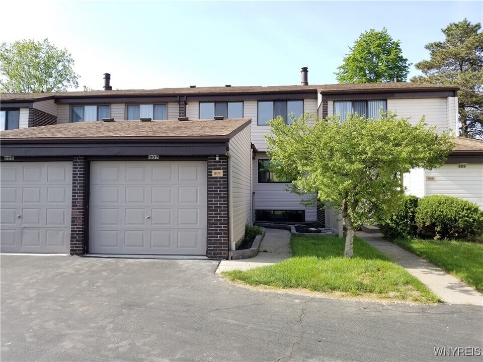 807 Red Fern Ct in East Amherst, NY - Building Photo