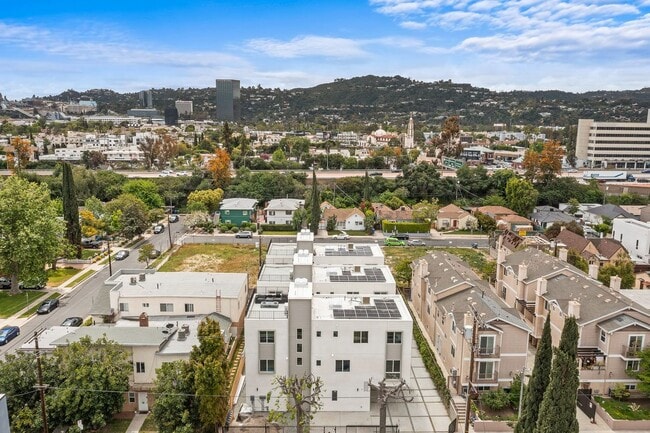 10742 Hortense St in Los Angeles, CA - Building Photo - Building Photo