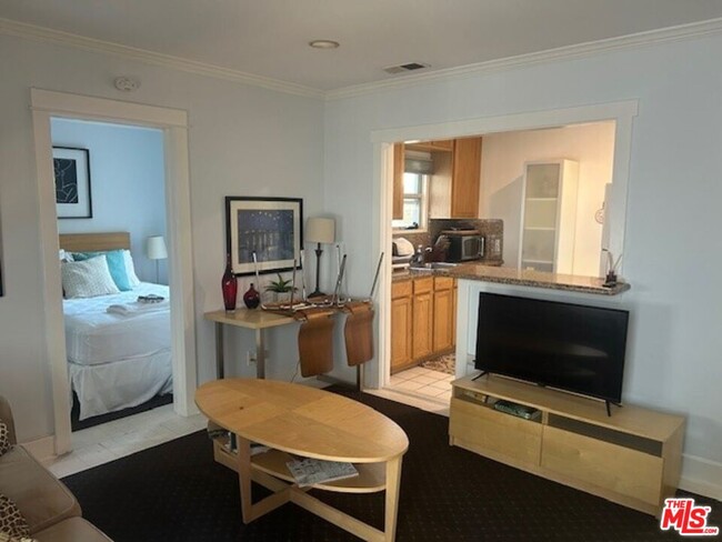 843 Huntley Dr in West Hollywood, CA - Building Photo - Building Photo