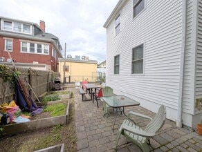 9 Bonner Ave, Unit 2 in Medford, MA - Foto de edificio - Building Photo