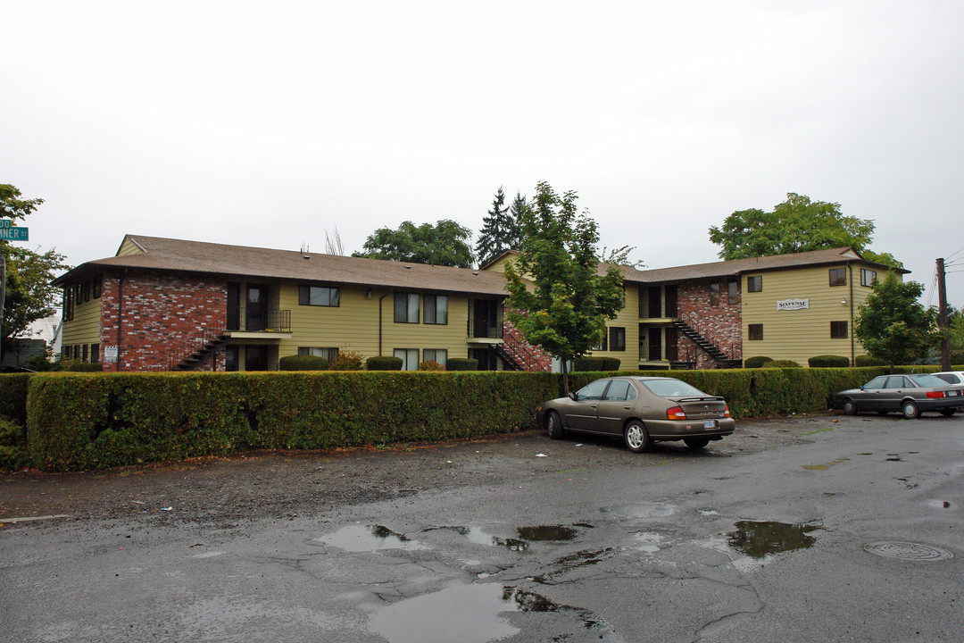 Sixpence Apartments in Portland, OR - Building Photo