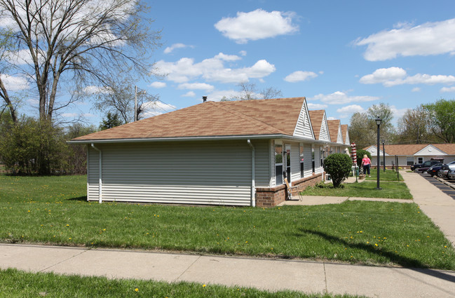 Cedar Oaks in Canton, OH - Building Photo - Building Photo