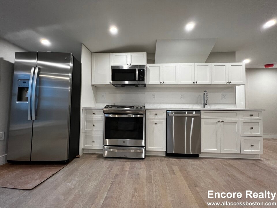 13 Greylock Rd, Unit 4 in Boston, MA - Building Photo