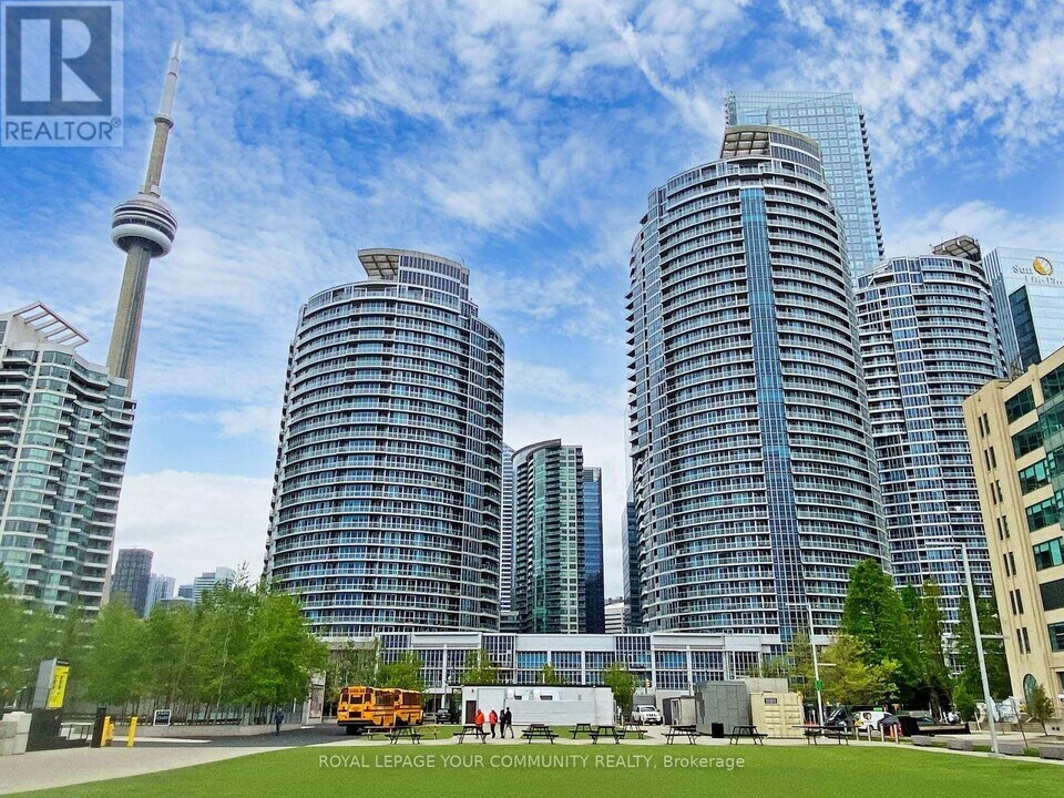 208-2208 Queens Quay W in Toronto, ON - Building Photo