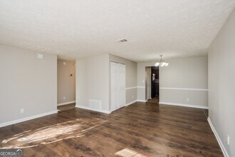 5176 Martins Crossing Rd in Stone Mountain, GA - Building Photo - Building Photo